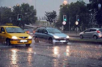 雨天开车上路除了谨慎驾驶以外,要及时打开雨刮器,光线昏暗时要开启