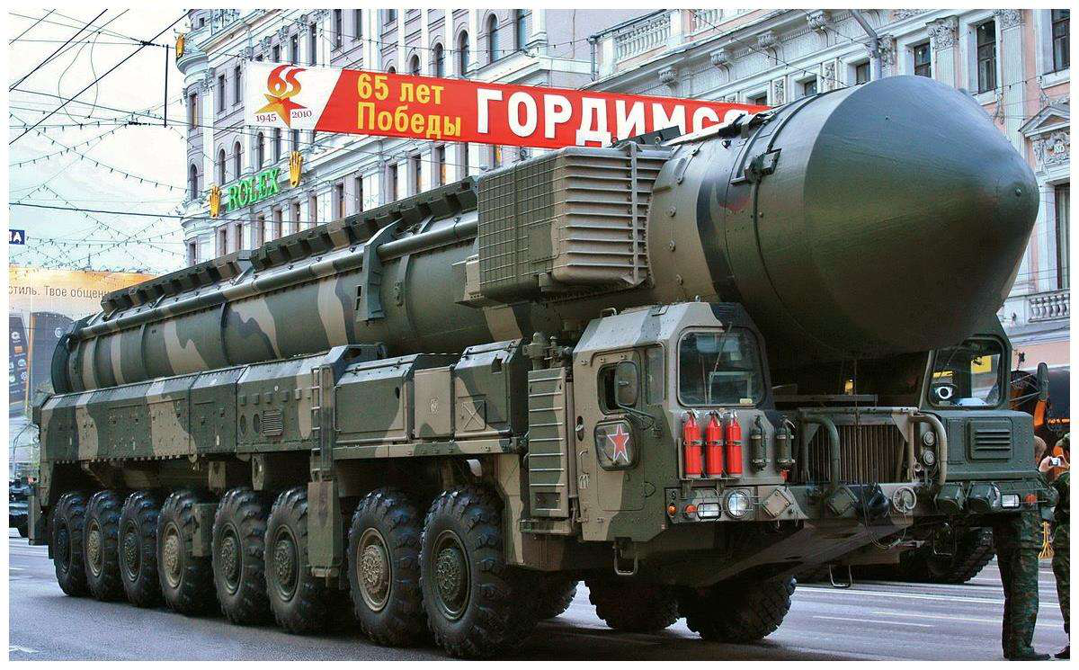"白杨-m"洲际弹道导弹重47吨,长近23米,安装有固体燃料发动机,能以